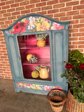 Load image into Gallery viewer, Glass door cabinet Destin Golf Green
