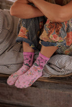 Load image into Gallery viewer, Magnolia Pearl Rosie MP Socks 118
