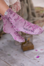 Load image into Gallery viewer, Magnolia Pearl Vol Du Jardin MP Socks 113
