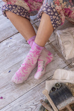 Load image into Gallery viewer, Magnolia Pearl Vol Du Jardin MP Socks 113
