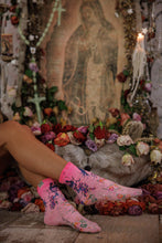 Load image into Gallery viewer, Magnolia Pearl Two Birds MP Socks 132
